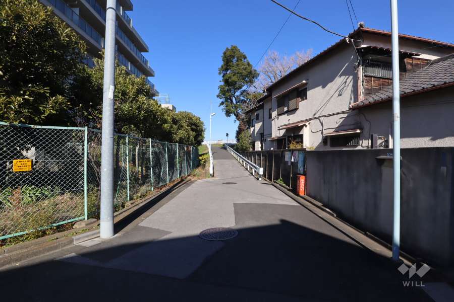 敷地東側の前面道路