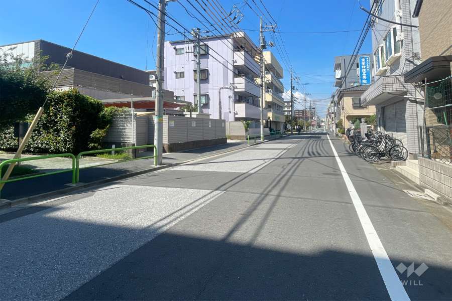敷地の東側前面道路（南側から）