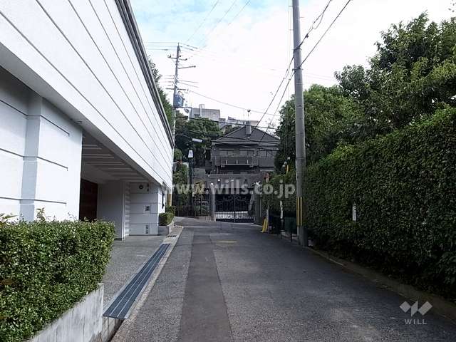 ヴィラデステ御影の遠景。周辺はマンションと一戸建てなどが混在する静かな住宅地です。