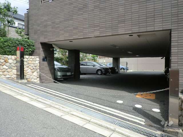 駐車場出入り口（ロボットゲート付き）