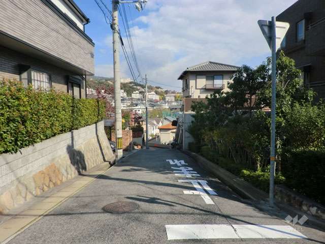 周辺は山手のマンションと一戸建てが混在する閑静な住宅地です。