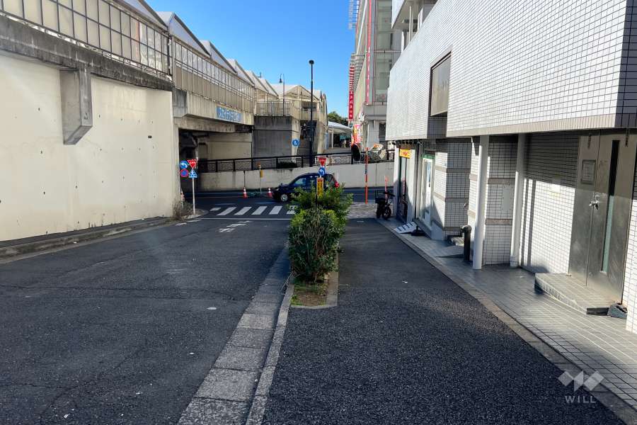 敷地の南東側前面道路（北東側から）