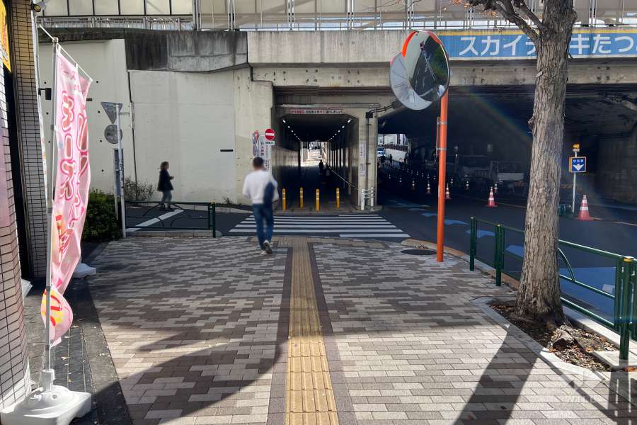 敷地の南西側前面道路（北西側から）