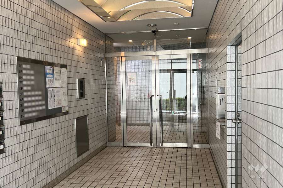 エントランスはオートロック付きです。
