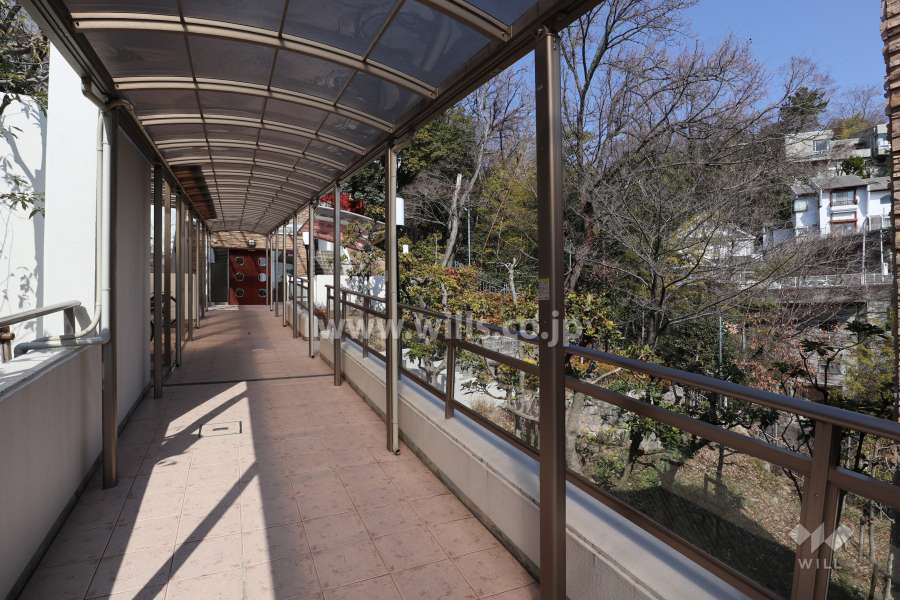 エントランス棟から住居棟へのアプローチ