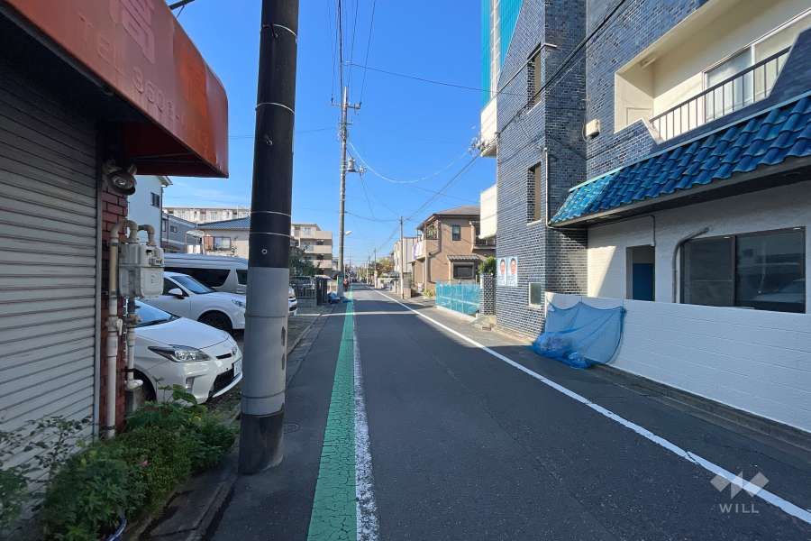 敷地の南側前面道路（東側から）