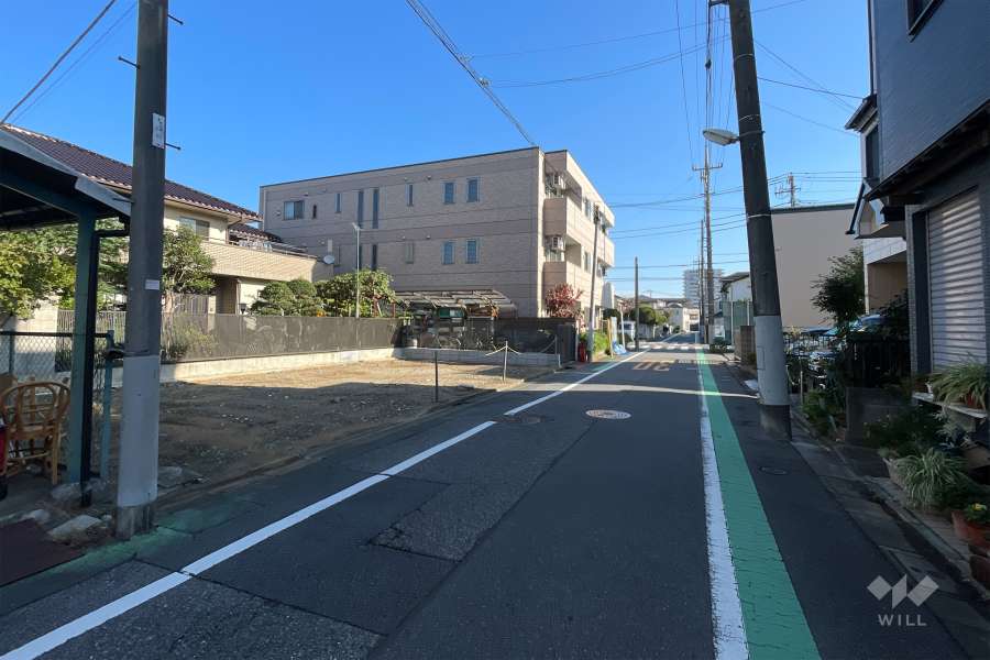 敷地の南側前面道路（西側から）