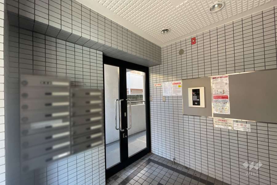 エントランスはオートロック付きです。