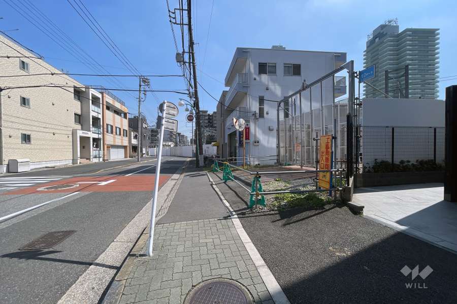 敷地の北側前面道路（西側から）
