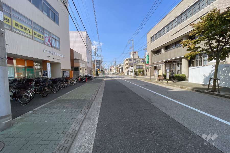 敷地の北側前面道路（東側から）