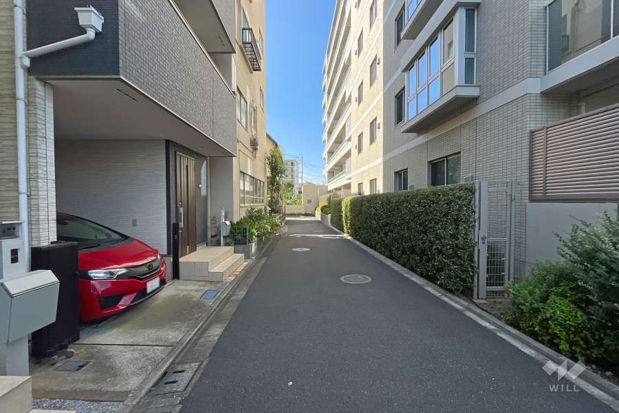 敷地南側の前面道路（東側から）