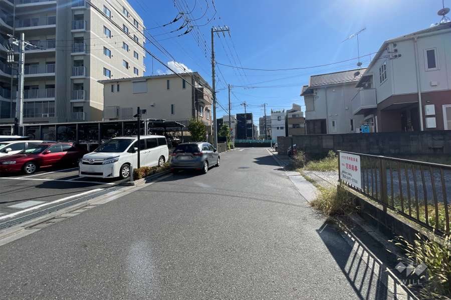 敷地西側の前面道路（北側から）