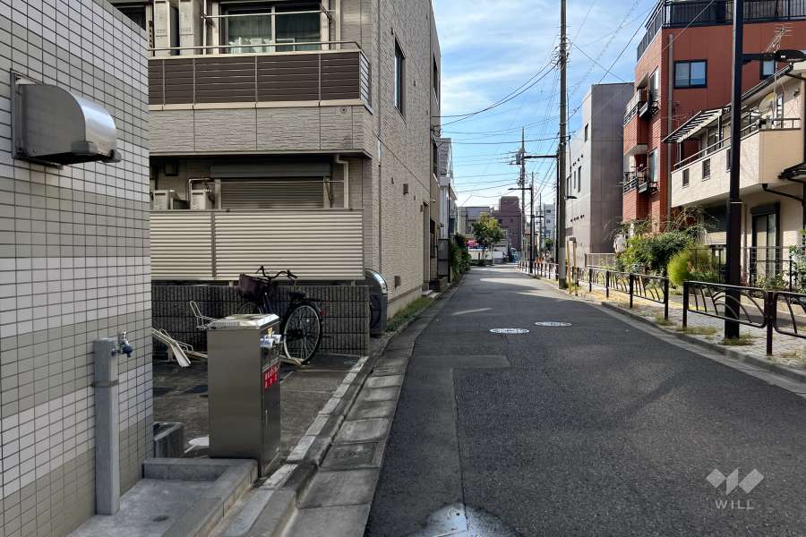 敷地北側の前面道路（東側から）