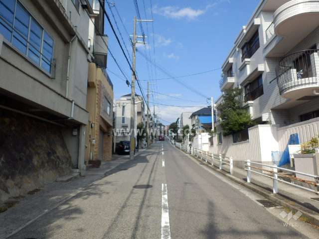 敷地西側の前面道路