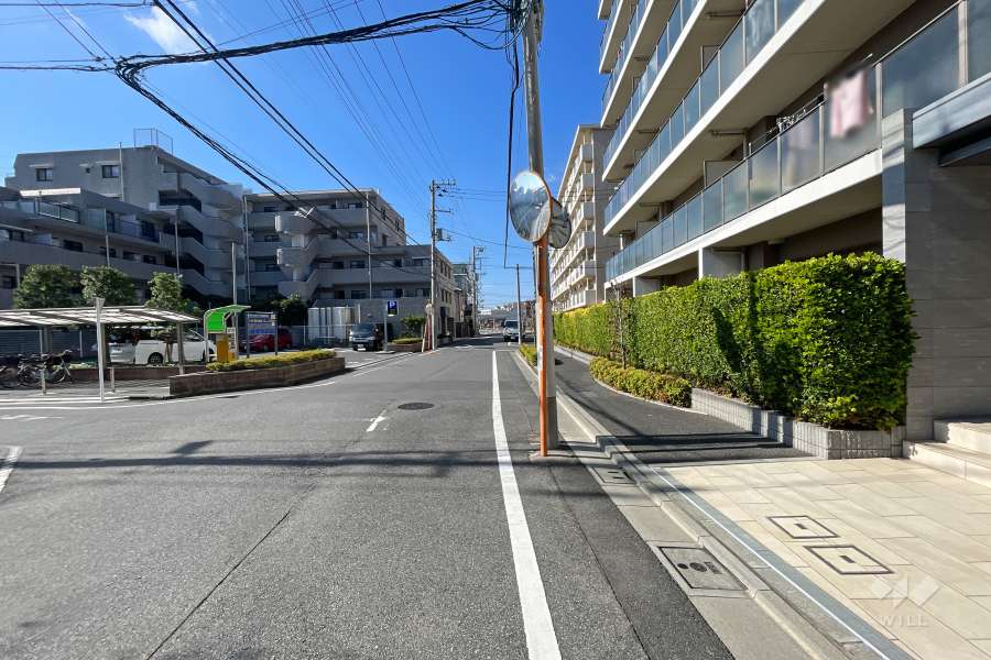 敷地南側の前面道路