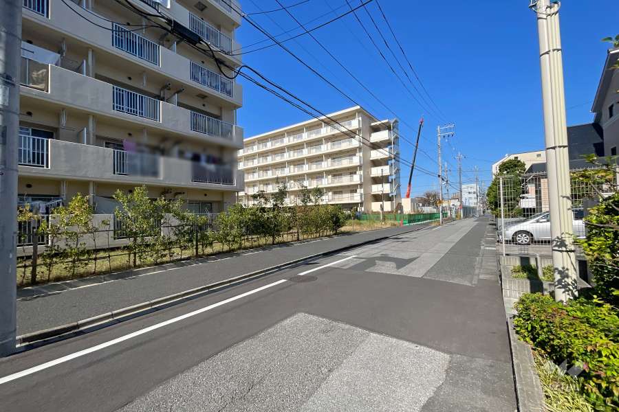 敷地西側の前面道路