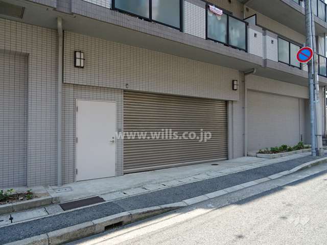 駐車場出入り口（シャッター付き）