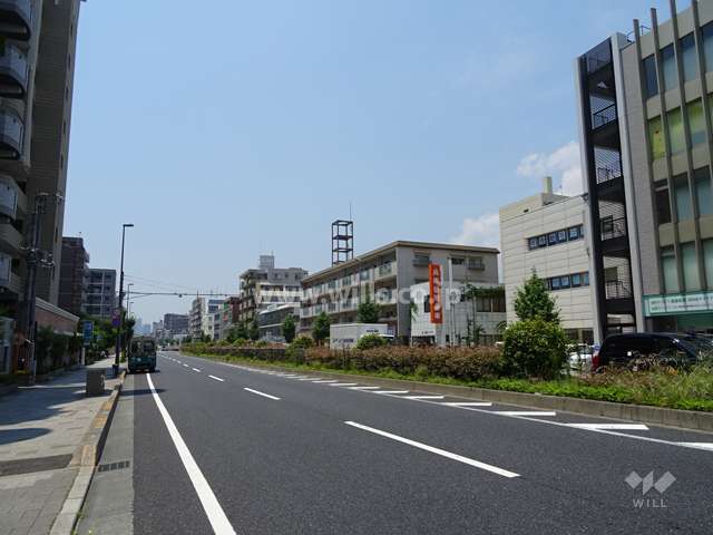 敷地北側の前面道路。国道2号線です。