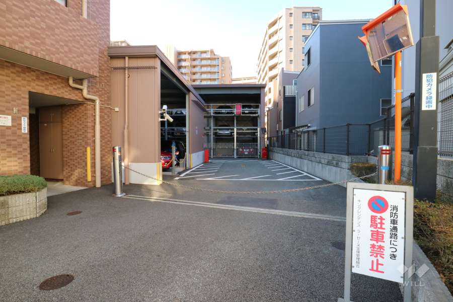 駐車場の出入り口にロボットゲート付きです。