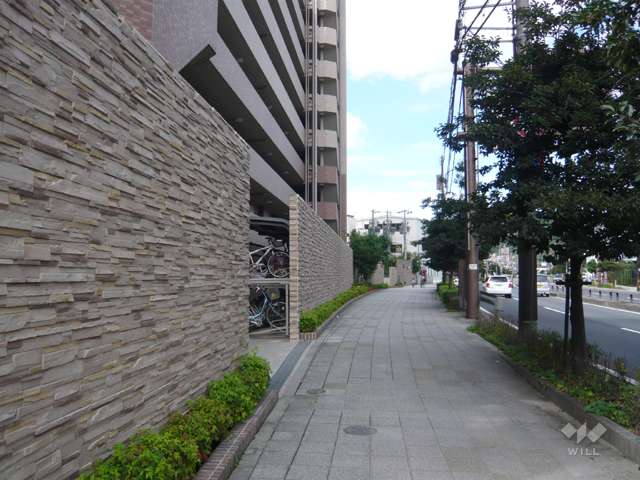 敷地北東側は国道176号線に面しており、国道との間にはタイル貼りの壁があります。