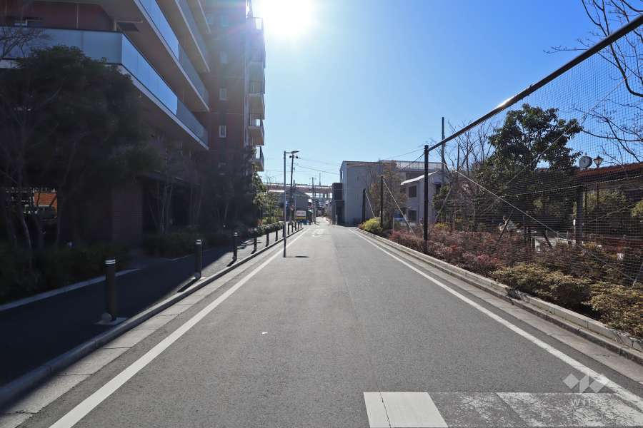 敷地西側の前面道路(北側から)