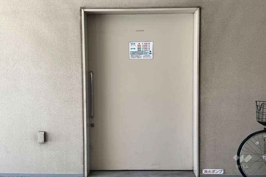 屋内に設けられた駐輪場の出入り口