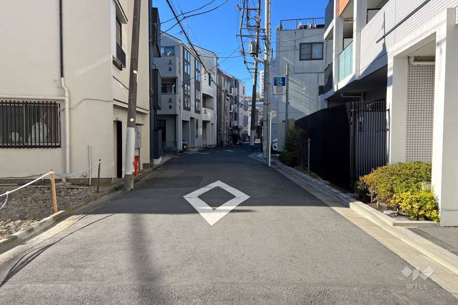 敷地南西側の前面道路（南東側から）
