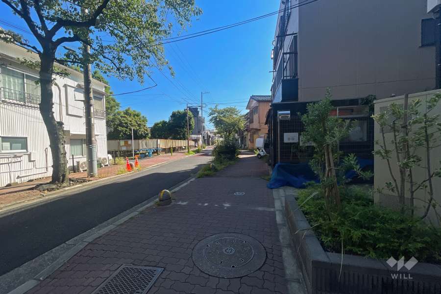 敷地南東側の前面道路（北東側から）