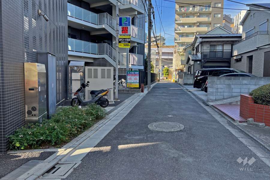 敷地北東側の前面道路（南東側から）