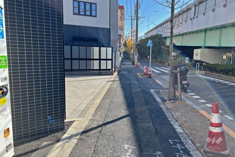 敷地西側の前面道路（北側から）