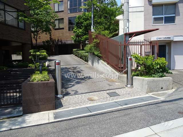 駐車場スロープ出入り口（ロボットゲート付き））
