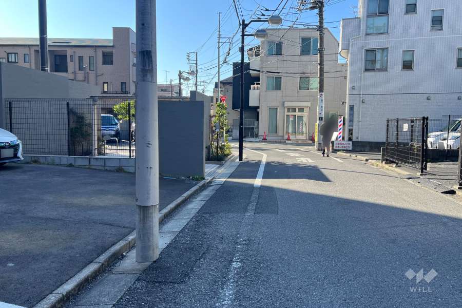 敷地の北側前面道路（東側から）