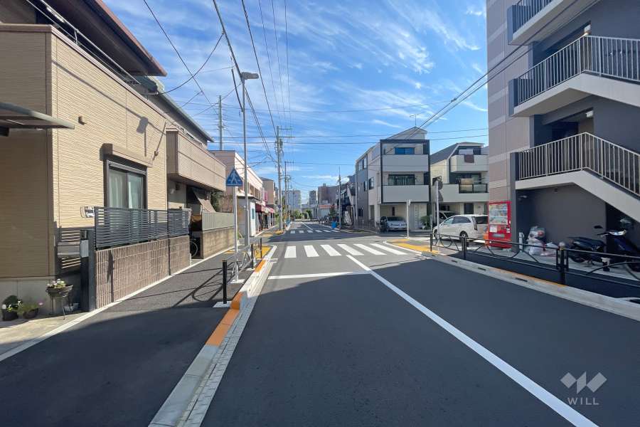 敷地の北側前面道路（西側から）