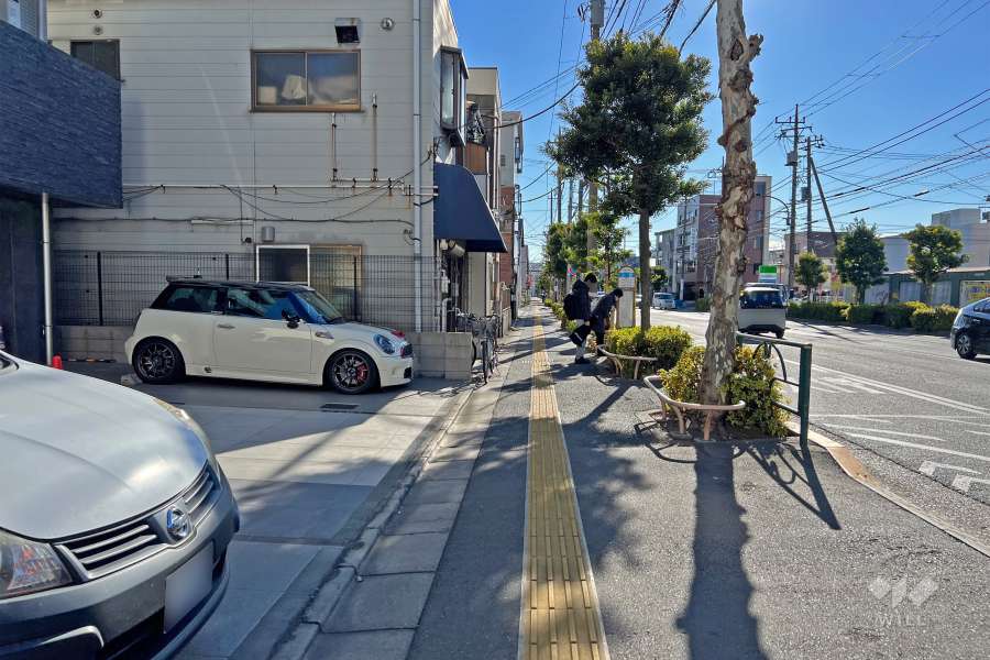 敷地の北西側前面道路は川の手通りです（北東側から）。