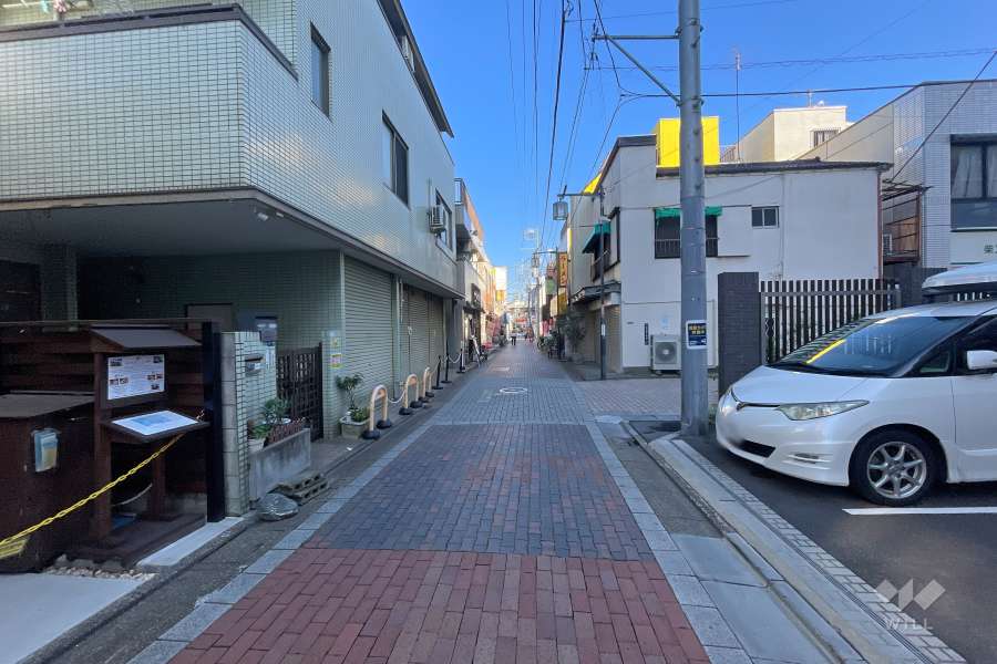 敷地西側の前面道路