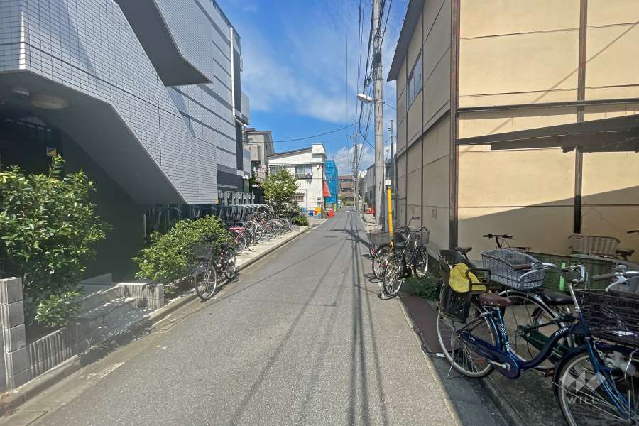 敷地の東側前面道路（南側から）