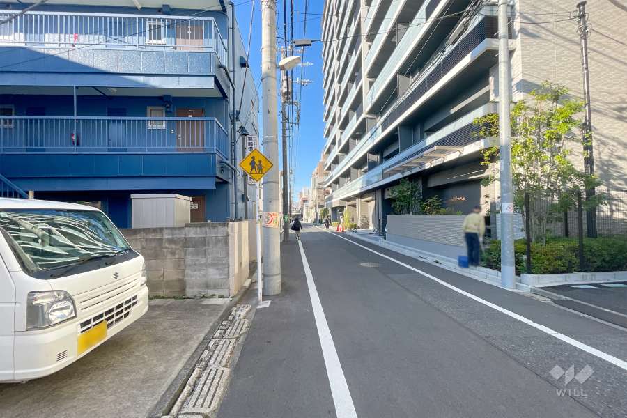 敷地南側の前面道路（東側から）