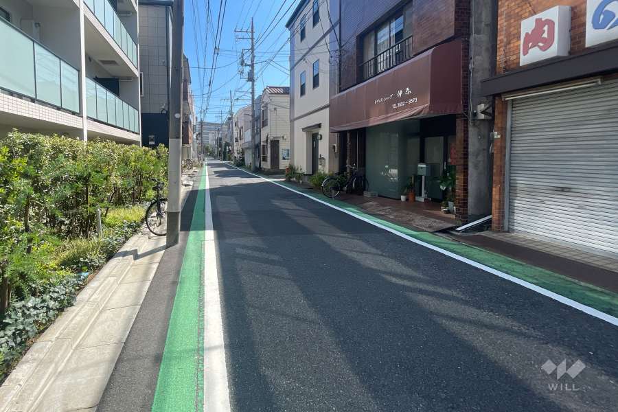 敷地の西側前面道路（北側から）