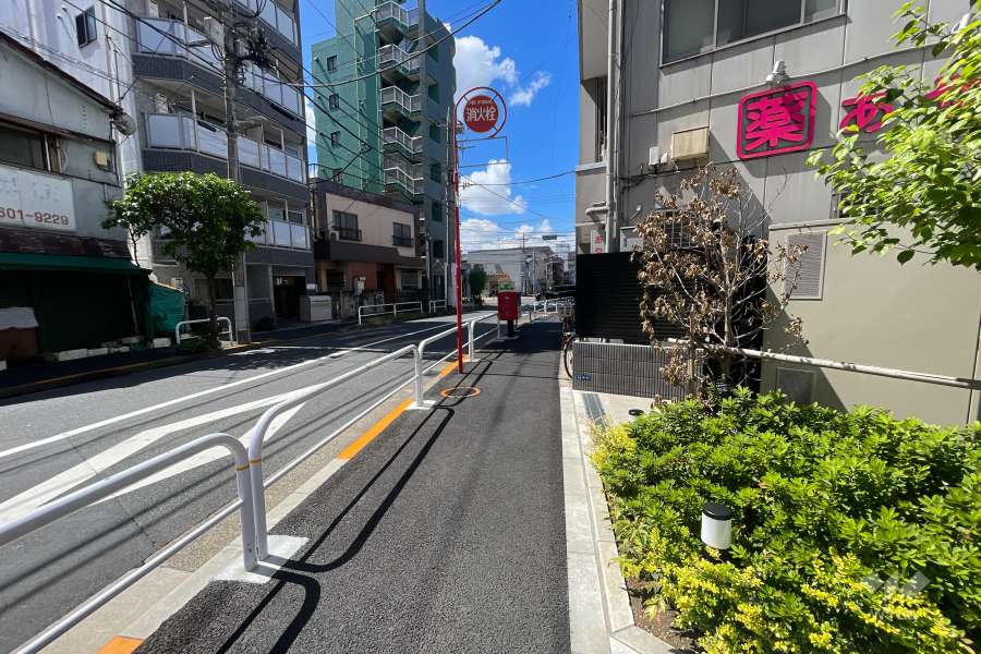 敷地の南側前面道路（東側から）