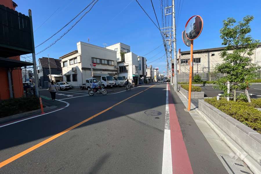 敷地南側の前面道路（東側から）