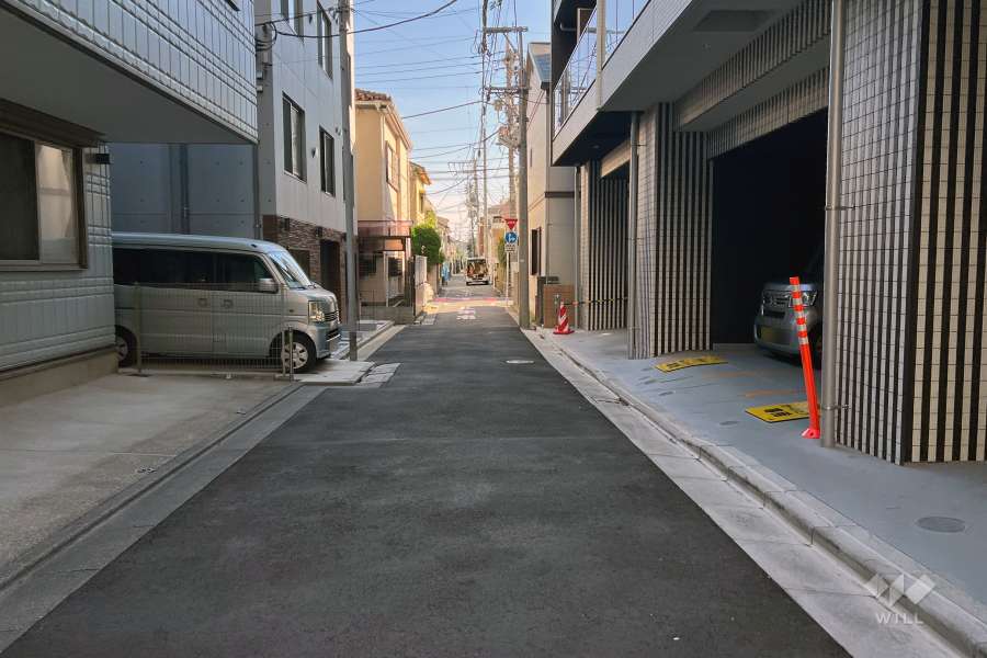 敷地の北東側前面道路（北西側から）