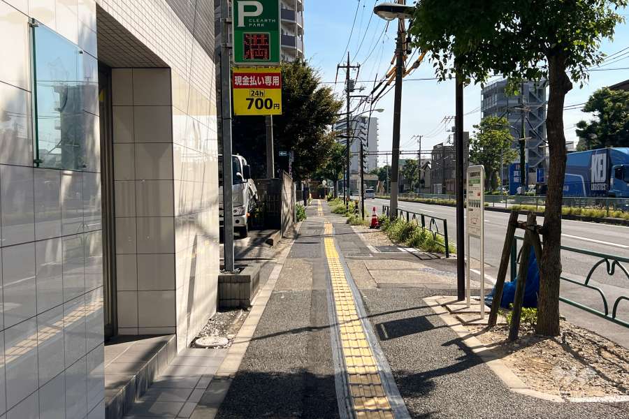 敷地西側の前面道路（北側から）