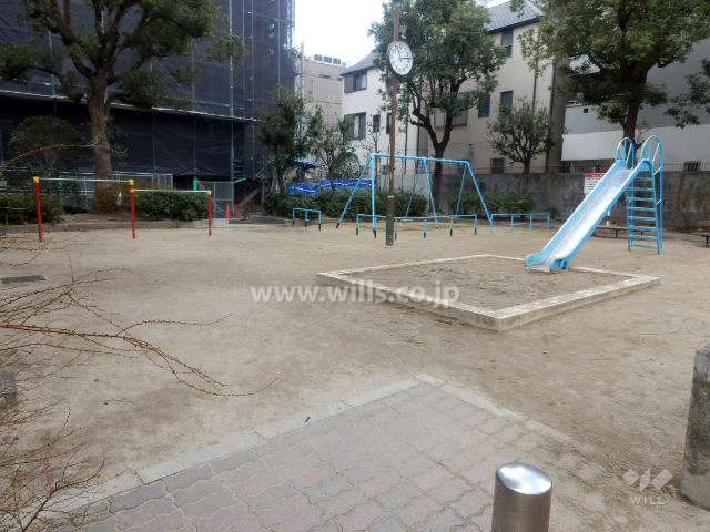 敷地に隣接する小さな公園