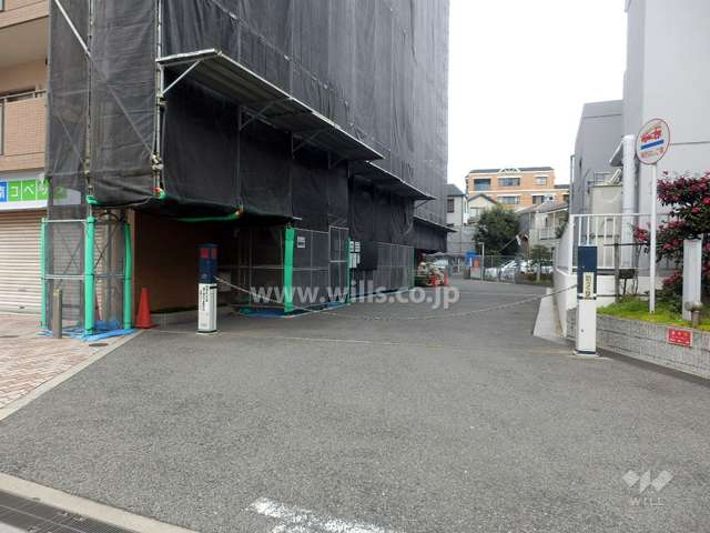 駐車場出入り口（ロボットゲート付き）