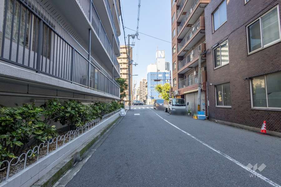 敷地の北側前面道路（東側から）