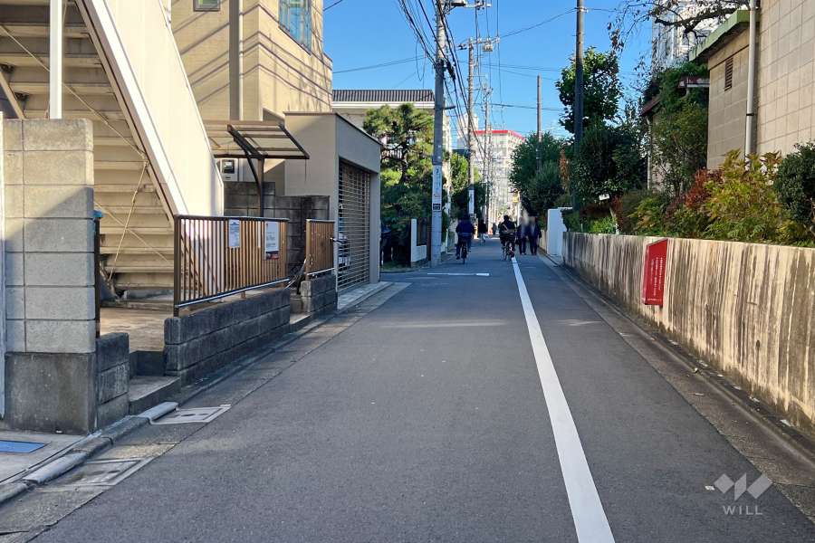 敷地の南側前面道路（西側から）