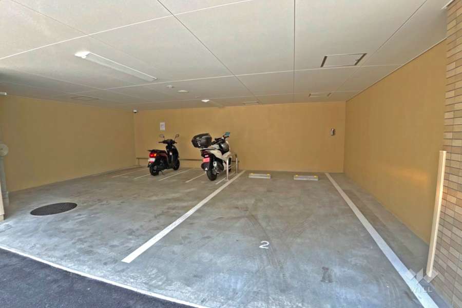 敷地内駐車場（屋内平面式）とバイク置場