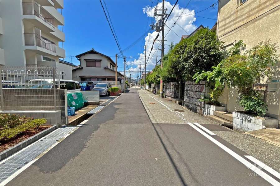 敷地北側の前面道路（東側から）