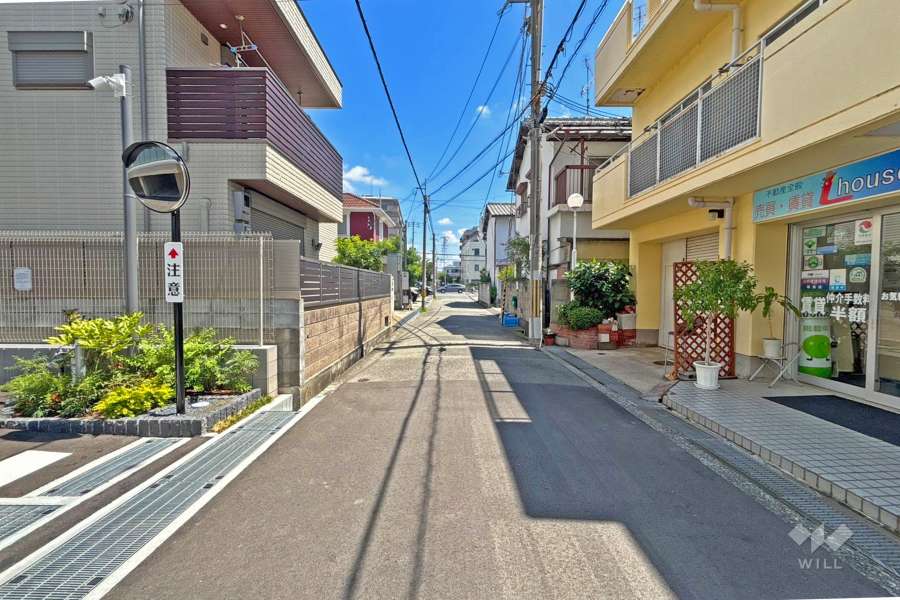 敷地南側の前面道路（西側から）