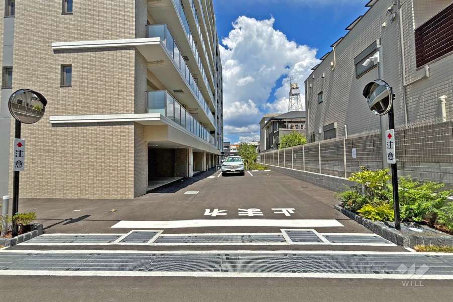 駐車場出入口（敷地南側）